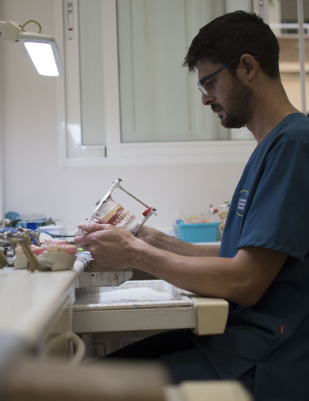 Profesional trabajando en el área de ortodoncia